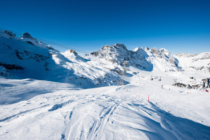 Die ersten Pisten auf dem Gletscher im Skigebiet Engelberg-Titlis öffnen Mitte November.