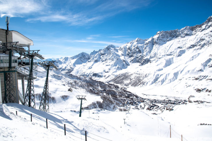 Traumhafter Ausblick auf die umliegende Bergwelt im italienischen Teil des Skigebiets Matterhorn Ski Paradise.