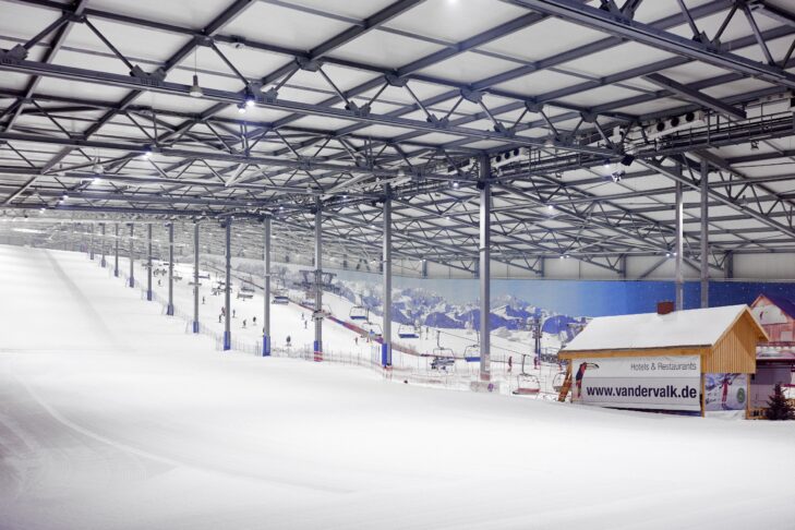 Das Alpincenter Hamburg-Wittenburg wurde im Jahr 2006 eröffnet und seitdem wartet in der Skihalle eine 330 m lange Piste auf Wintersportler.