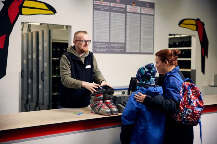 Wintersportler, die zum Besuch in der Skihalle keine eigene Ausrüstung mitbringen, können im Alpincenter Hamburg-Wittenburg auch Skischuhe oder Ski leihen.
