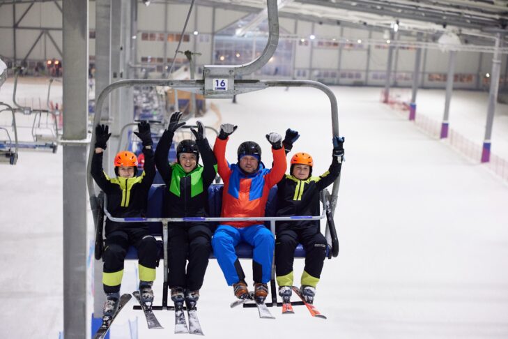Auf den "Gipfel" geht es im Alpincenter Hamburg-Wittenburg mit einem Sessellift, einem Schlepplift oder Zauberteppichen.