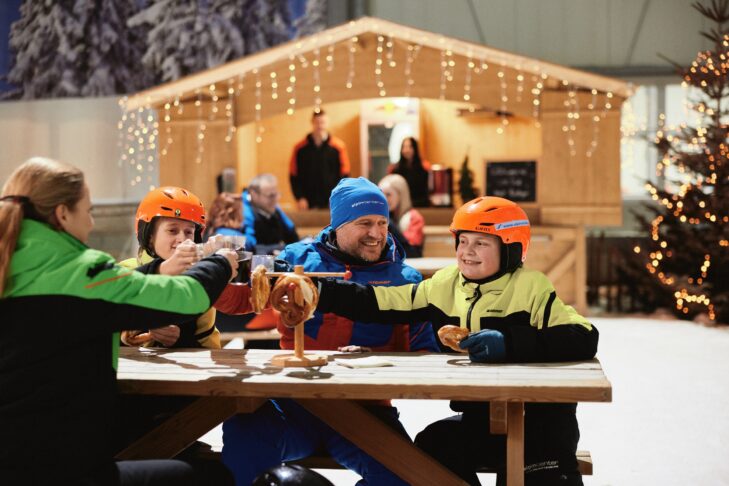 Eine zünftige Brezel gehört natürlich auch zum kulinarischen Angebot in der Skihalle.
