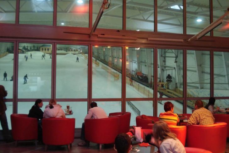 Die große Glasfront bietet einen hervorragenden Blick auf das Geschehen in der Skihalle.