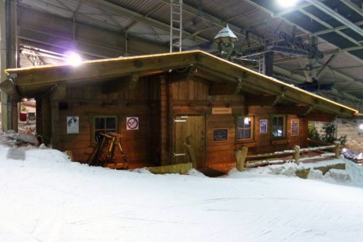 Die kleine Gipfelhütte mitten in der Skihalle.