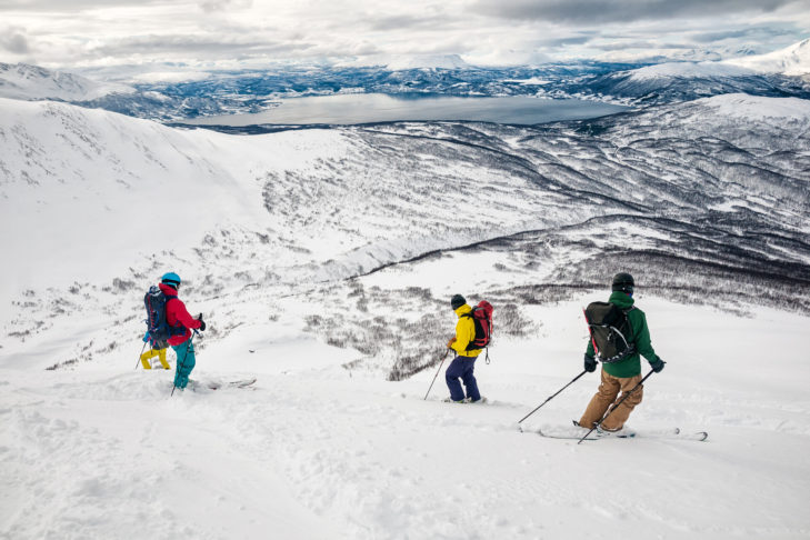 Eine Gruppe von Freeridern in den Lyngen Alpen in Norwegen.