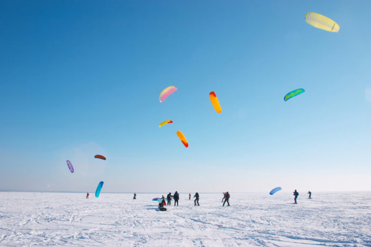 Snowkiting ist eine gelungene Abwechslung zu den klassischen Wintersportarten.