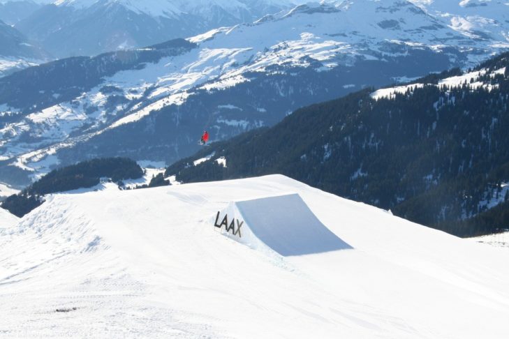 Laax in der Schweiz gehört zu den Skigebieten, die wegen ihrer spektakulären Snowparks mit Slopestyle-Kursen und Halfpipes vor allem bei Snowboardern extrem beliebt sind.