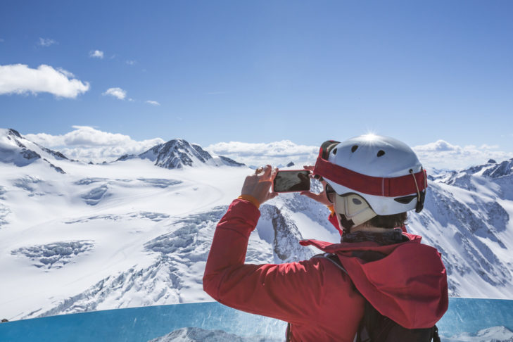 Damit die Finger bei der Bedienung des Smartphones nicht so schnell abkühlen, gibt es das Ski Gadget Rally Gloves.