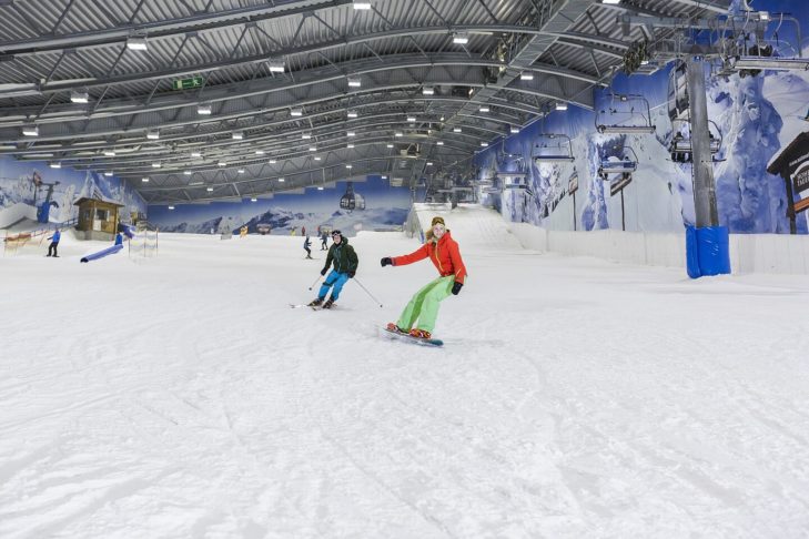 Die Hauptpiste im Alpenpark Neuss ist 300 m lang und mit einem Gefälle zwischen 10 und 28 Prozent ist sie sowohl für Anfänger als auch für Skiveteranen bestens geeignet.
