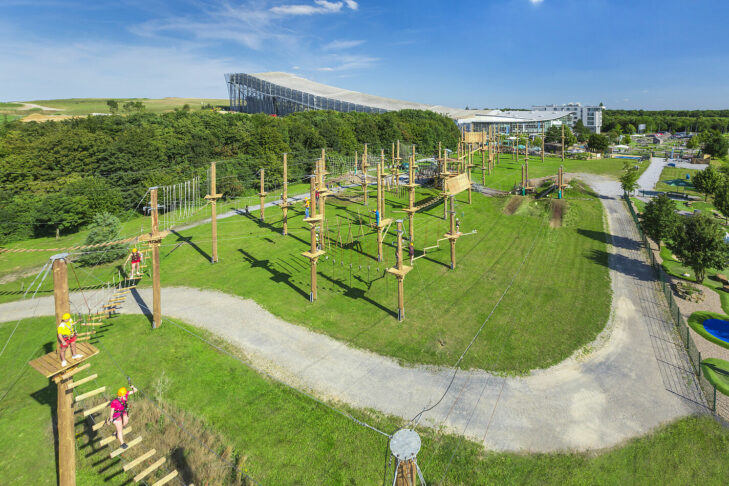 Der Kletterpark im Alpenpark Neuss überzeugt im Sommer bei Groß und Klein mit 7 Hochseilparcours und insgesamt 70 Kletterelementen.
