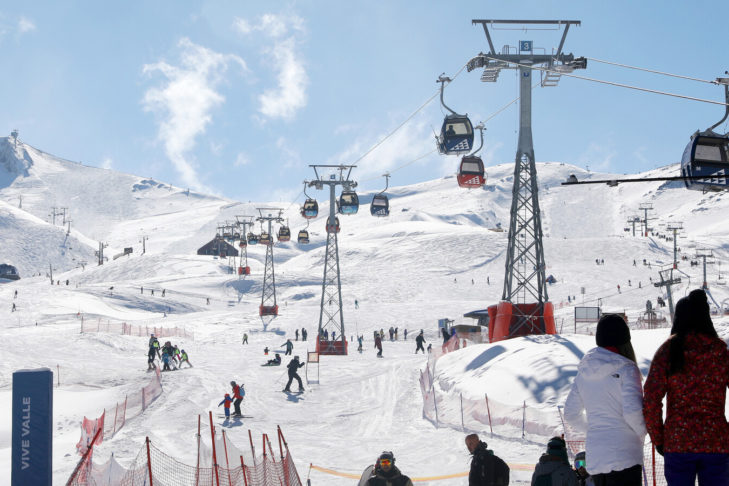 Valle Nevado ist das größte Skigebiet Chiles und mit modernen Liften und Gondeln sowie breiten Pisten nicht nur bei einheimischen Wintersportlern beim Skifahren in Südamerika sehr beliebt.