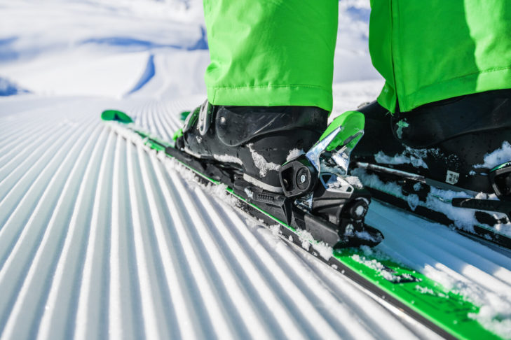 Bei Skiern und Skibindungen setzen die Hersteller in der neuen Skisaison erneut auf den Einsatz von ultraleichten Materialien.