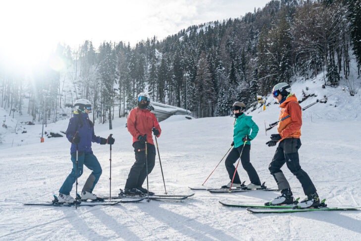 Im Skigebiet Kranjska Gora können Wintersportler insgesamt 20 Pistenkilometer und einen schweren Weltcup-Hang erkunden.