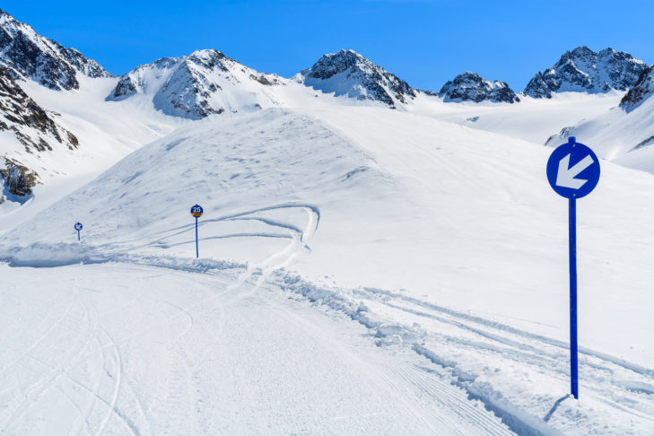 Schilder wie diese markieren farblich den Schwierigkeitsgrad der Piste.
