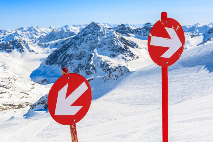 Abfahrtspisten sind in jedem Skigebiet eindeutig durch Schilder oder andere Pistenmarkierungen gekennzeichnet.