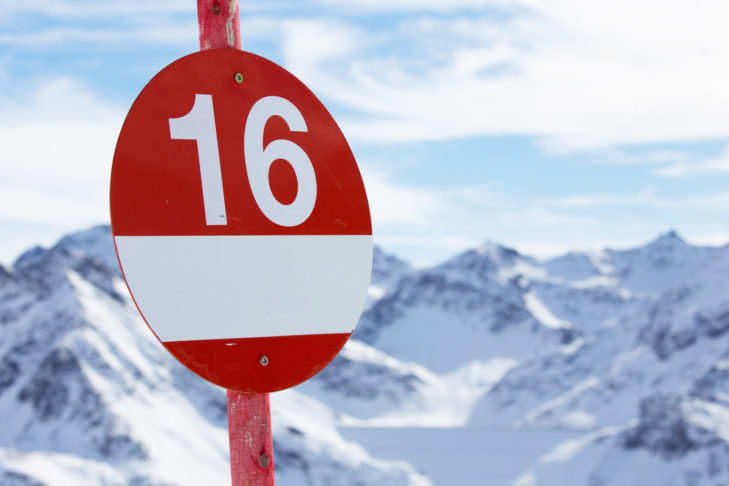 Wie jede andere Abfahrt sind auch rote Pisten immer mit Schildern markiert und auch von mutigen Skianfängern mit der nötigen Technik gut befahrbar.