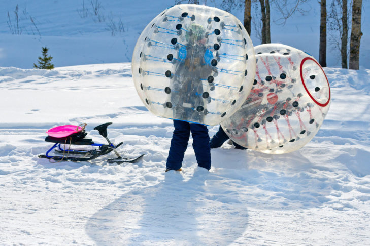 Schnee-Zorbing sollte jeder einmal ausprobiert haben.