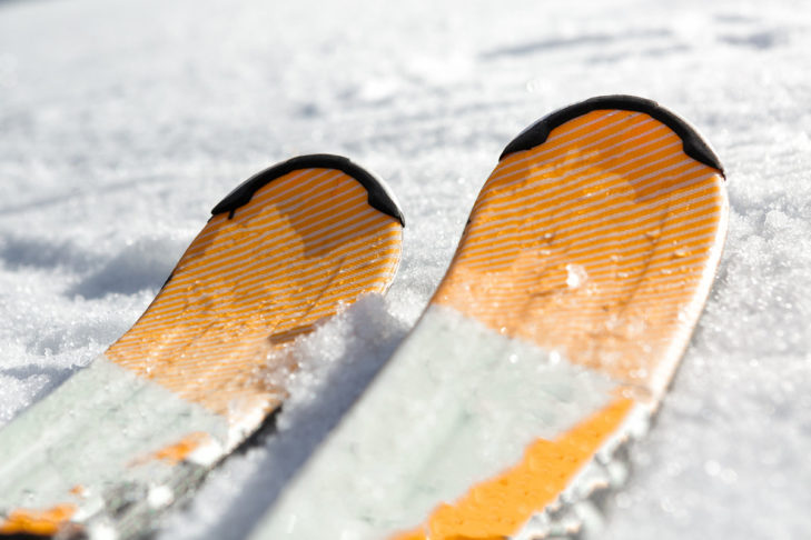 Die Krümmung der Skier beeinflusst das Fahrverhalten und ist deshalb auch mitentscheidend für die Kontrolle auf der Piste.