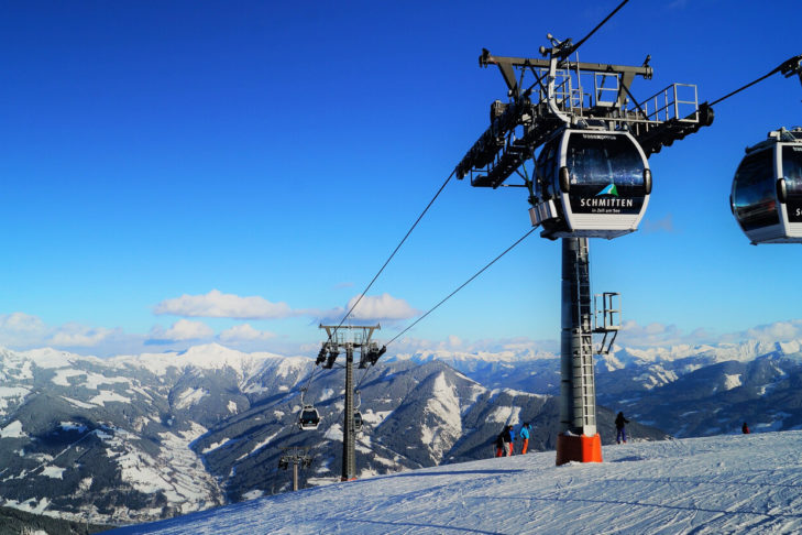 Von Zell am See aus können Wintersportler direkt mit hochmodernen Seilbahnen ins Skigebiet Schmittenhöhe fahren.