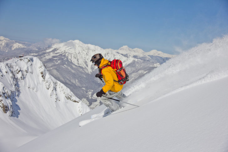 Das Fahren in Tiefschnee ist technisch anspruchsvoll und bedarf guter körperlicher Fitness.