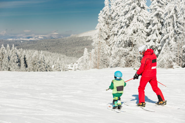Wenn Kinder zum ersten Mal auf Ski stehen, hilft es ihnen, wie anderen Skianfängern auch, mit Skilehrern zu trainieren.