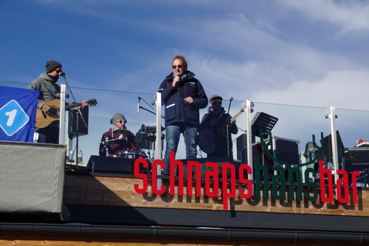 Live-Musik garantiert ausgelassene Stimmung in der SchnapsHansBar.