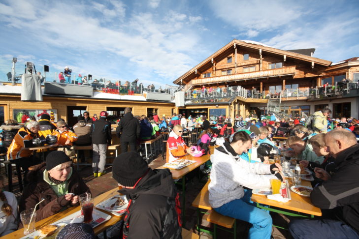 Die SchnapsHansBar genießt Legendenstatus in Sachen Après-Ski.