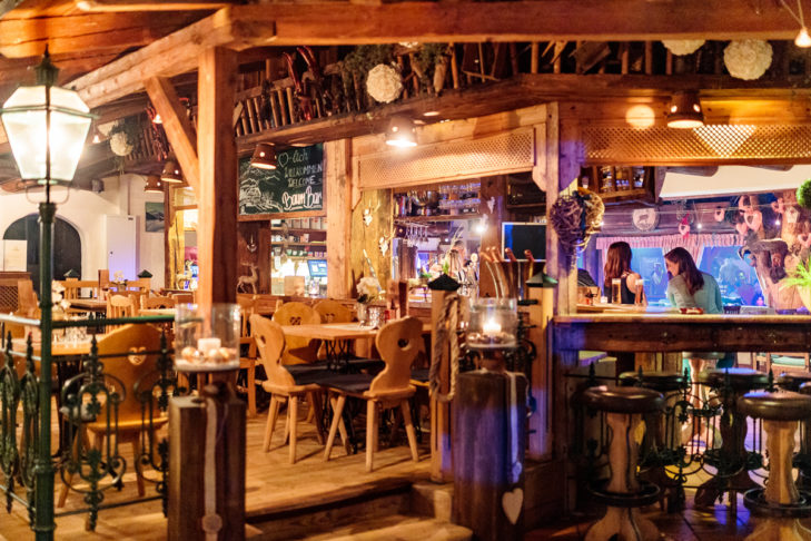 Die traditionelle Einrichtung der Bar versprüht einen ganz besonderen Charme.