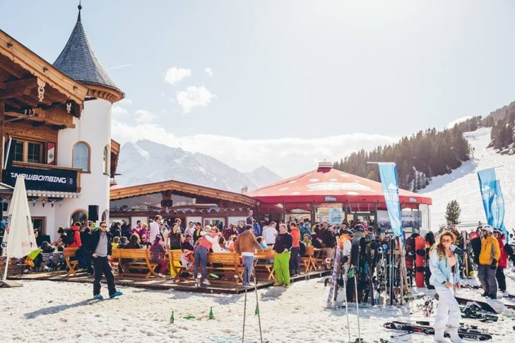 Auf der Terrasse der Pilzbar genießen die Gäste das ein oder andere Getränk bei atemberaubenden Blicken auf die faszinierende Bergwelt.