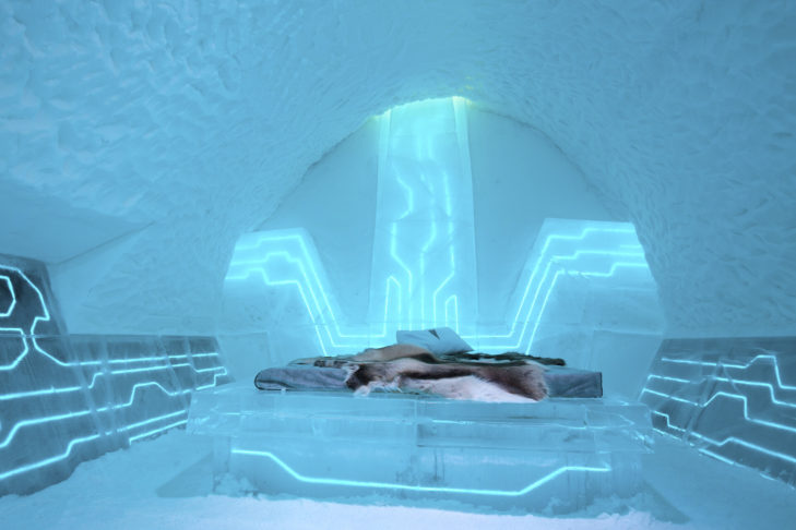 In Iglu Hotels aus Schnee und Eis warten auf die Gäste teilweise luxuriöse Ausstattungen, sodass ihnen hier gar nicht kalt wird.