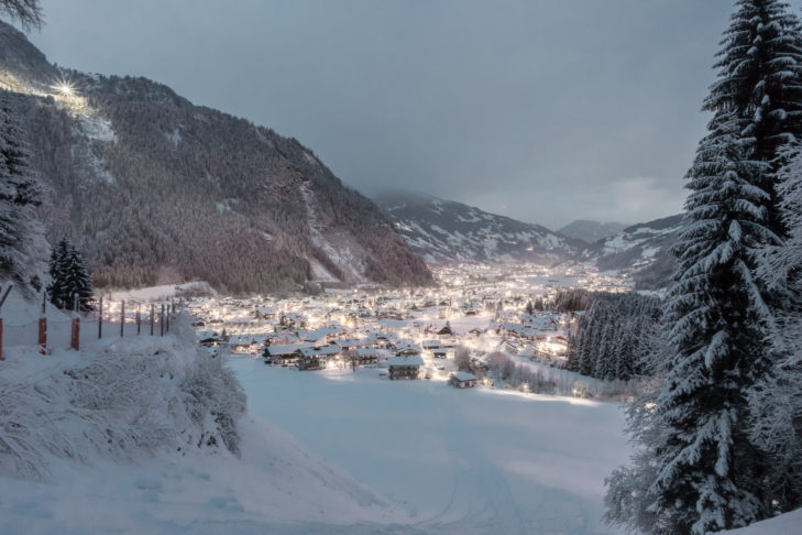 Nach dem Skitag wird in Mayrhofen bis in die späten Abendstunden beim Après-Ski gefeiert.
