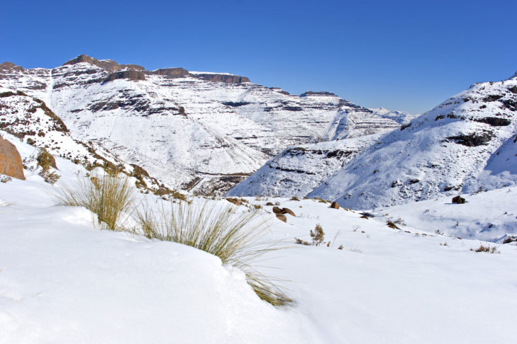 Viele Wintersportler können es kaum glauben, aber auch in Afrika kommen Ski-Fans auf ihre Kosten. Etwa hier in der schneebedeckten Maluti-Bergkette in Lesotho.