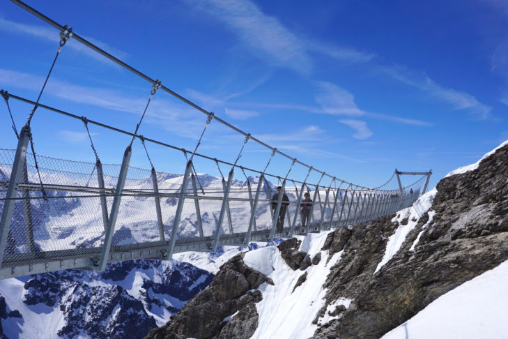 Der Cliff Walk im Skigebiet Engelberg-Titlis ist nichts für schwache Nerven und auch im Frühjahr noch begehbar.