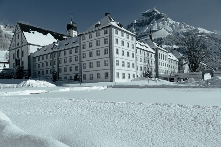 Die große Benediktinerabtei prägt das Ortsbild im Klosterdorf Engelberg seit über 900 Jahren!