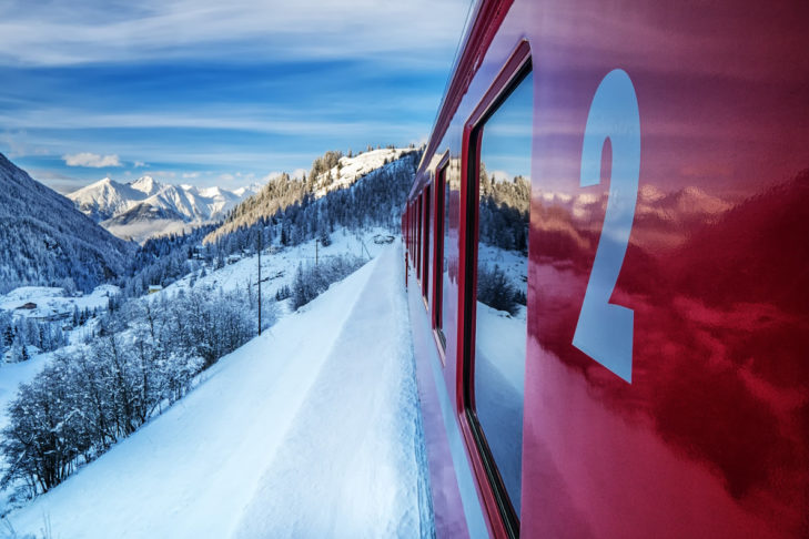 Umweltfreundlicher Skiurlaub: Mit dem Zug in die Berge anreisen.
