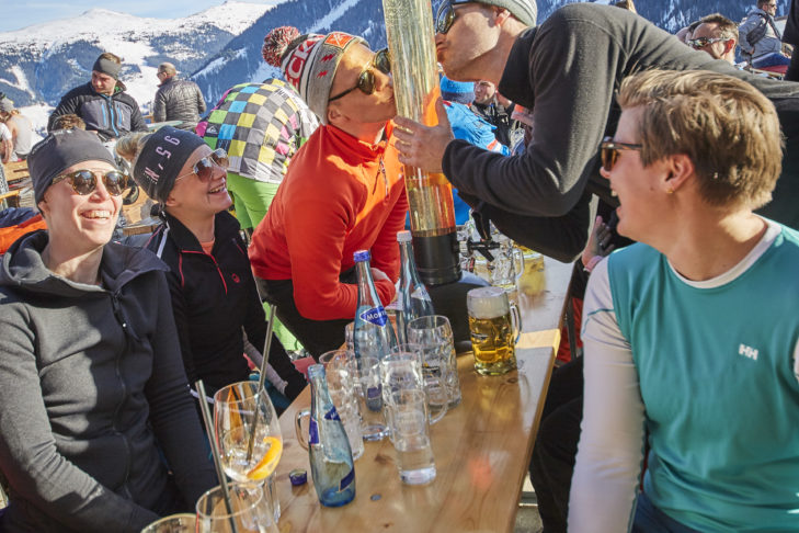 Ausgelassene und feuchtfröhliche Stimmung.