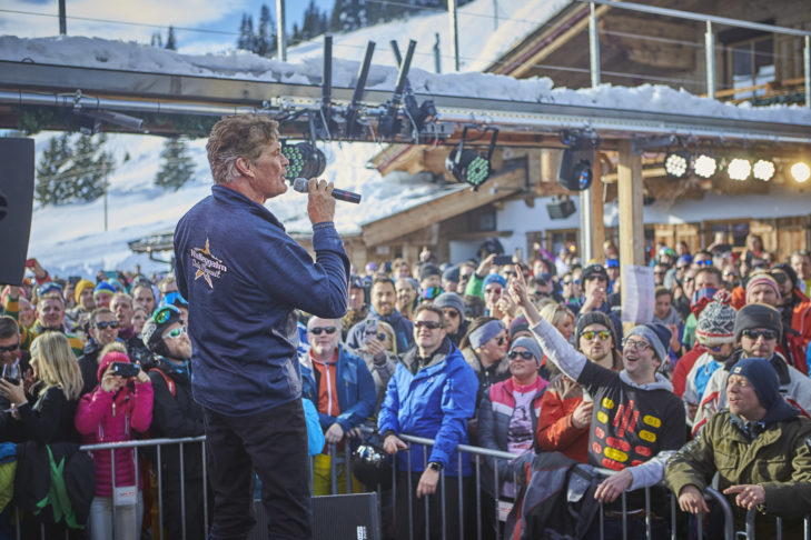 David Hasselhoff heizt der Menge ein.