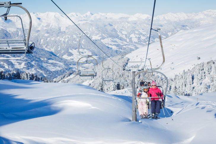 Die Skigebiete in und um das Zillertal gelten dank der ausgezeichneten Liftinfrastruktur und der hohen Anzahl von Skischulen als sehr familienfreundlich.