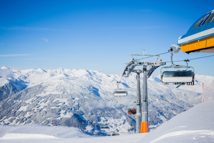 So entspannt wie hier bei einer Liftfahrt im Zillertal geht es im Sommer in den Skigebieten nicht zu, schließlich wird in dieser Zeit viel gebaut.