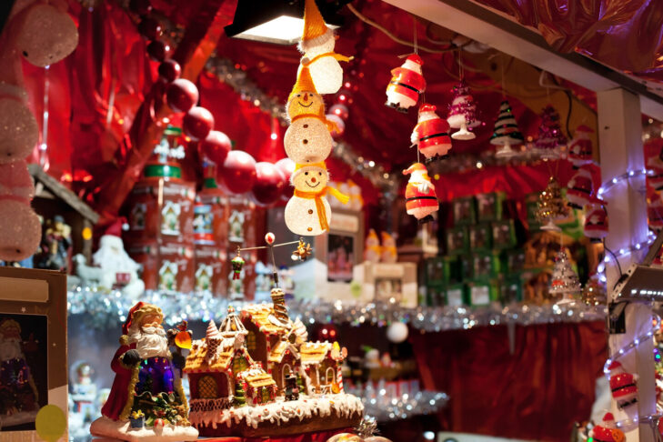 An den Ständen der Weihnachtsmärkte in den Alpen werden neben leckeren Spezialitäten aus der jeweiligen Region auch schöne Kunsthandwerkstücke aus regionaler Herstellung angeboten.