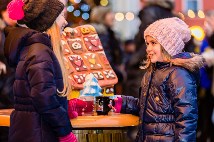 Obwohl es auch in den Weihnachtsmärkten in den Alpen oft alkoholische Getränke gibt, werden hier heute auch jugendfreundliche Spezialitäten wie Kinderpunsch angeboten.