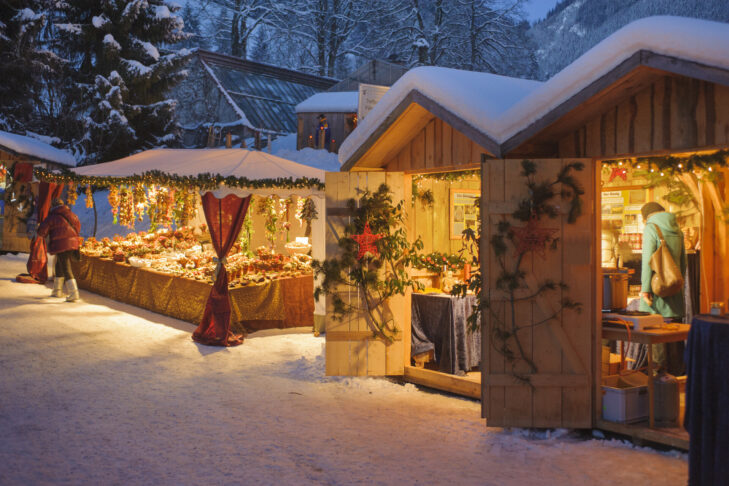 Weihnachtsmärkte leben von einem traditionellen Adventsflair, viel Schnee und einer echten Wohlfühlatmosphäre.