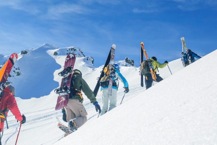 Beim FreerideTestival können hunderte Produkte, von Skiern über Wachse oder Helme, getestet werden – natürlich auch direkt im Tiefschnee.
