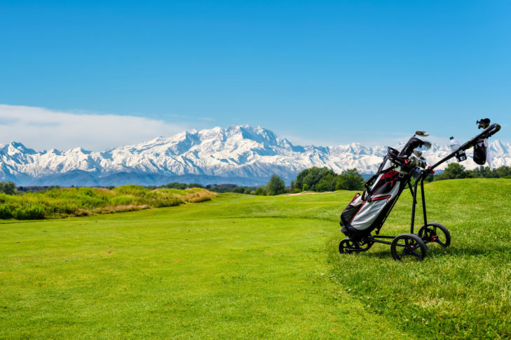 Vor traumhafter Bergkulisse werden bei den Ski & Golf World Championship zwei tolle Sportarten kombiniert.
