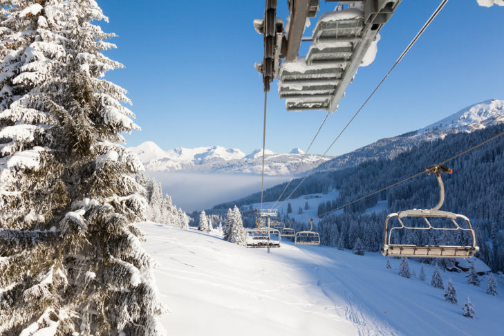 Bergpanorama vom Sessellift aus über den Wolken in Portes du Soleil.