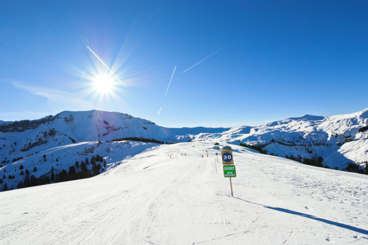 In Avoriaz werden Skifahrer per Lift auf fast 2.500 m Höhe gebracht.