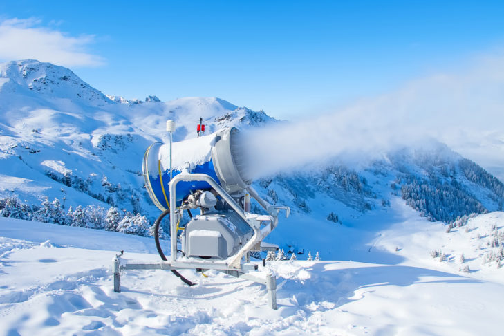 Eine Schneekanone bei der Kunstschnee-Produktion.
