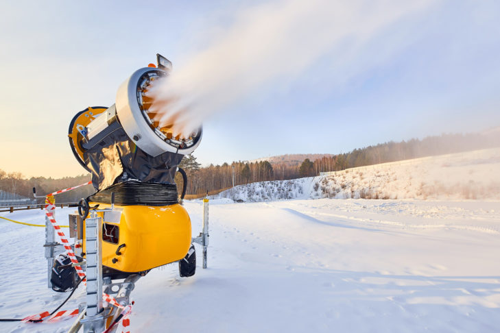 Schneekanonen müssen nicht mehr fest im Skigebiet installiert werden. Auf Gestellen montiert, können die Anlagen mittlerweile auch je nach Bedarf transportiert werden.
