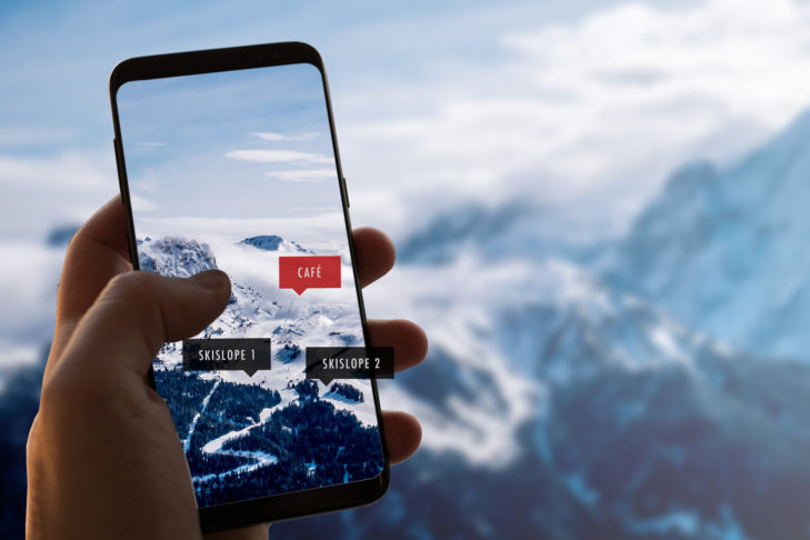 Über das eigene Smartphone können sich Wintersportler im Skigebiet digital bestens orientieren.