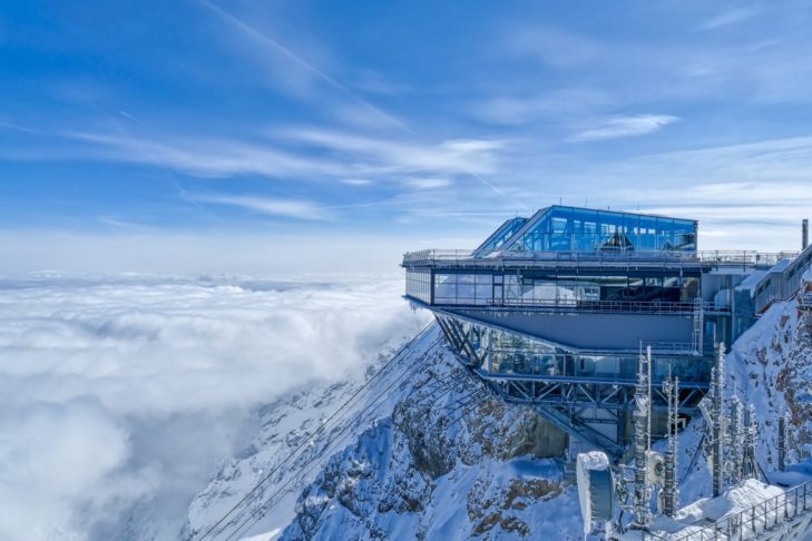In der Bergstation der neuen Zugspitzbahn wartet auf Deutschlands höchstem Gipfel auch ein Restaurant, in dem Gäste ein einzigartiges Panorama genießen können.